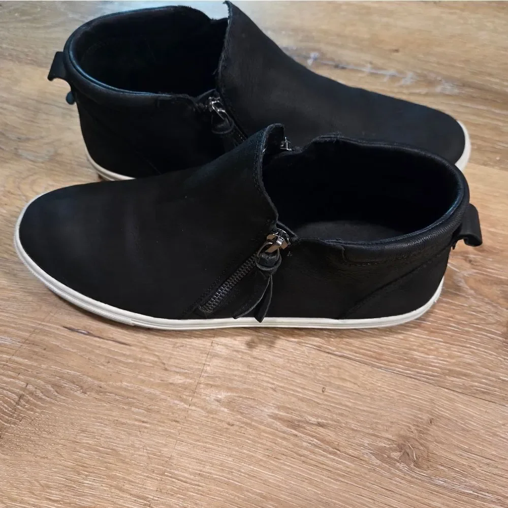 Gianni Bini Black Sneakers with Modern Zipper Design